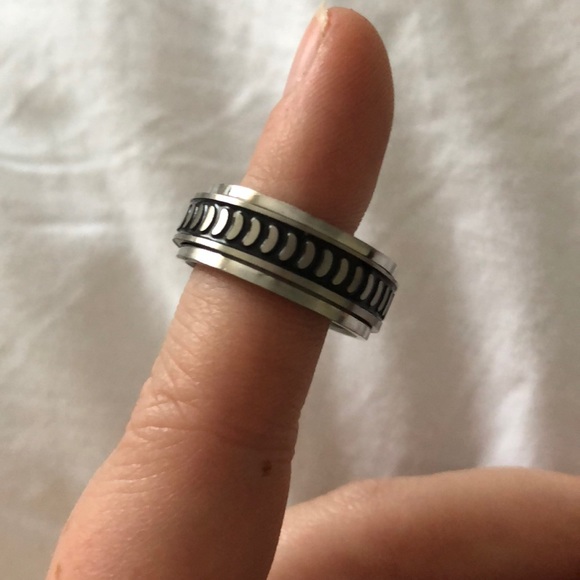 Stainless Steal Fidget Spinner Ring - Picture 1 of 3